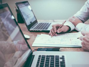Hommes entrains de travailler sur un dossier
