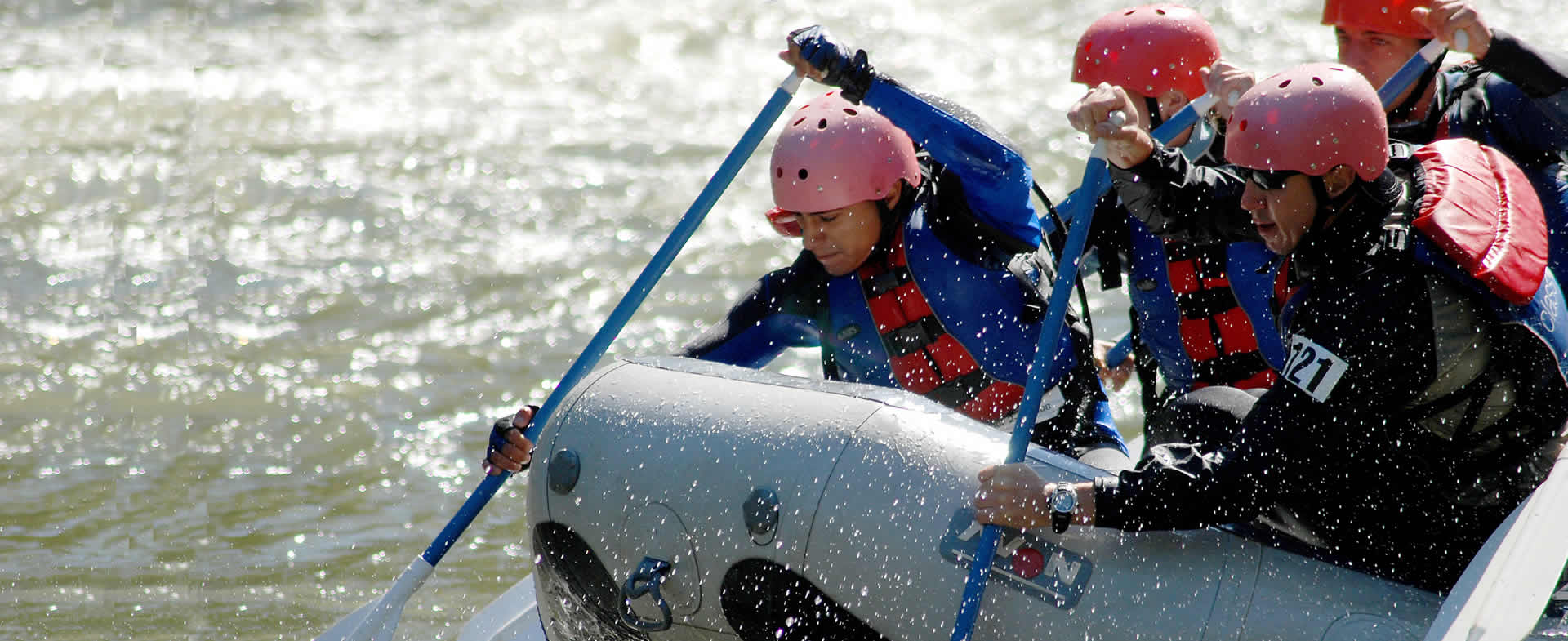 Homme et femme faisant du rafting